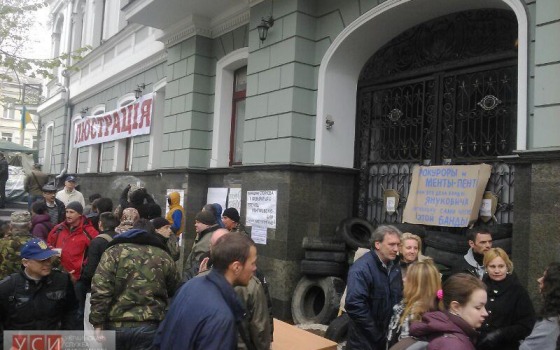 Участники «прокурорского майдана» возобновили полную блокаду здания прокуратуры (фото) usionline.com Участники «прокурорского майдана» возобновили полную блокаду здания прокуратуры (фото) «фото»