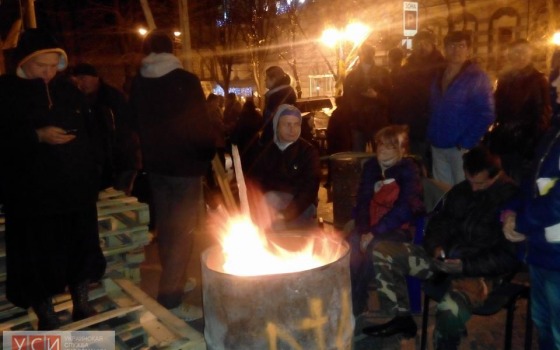Ночь возле прокуратуры: митингующие греются у костра и слушают одесских музыкантов (фото) «фото»