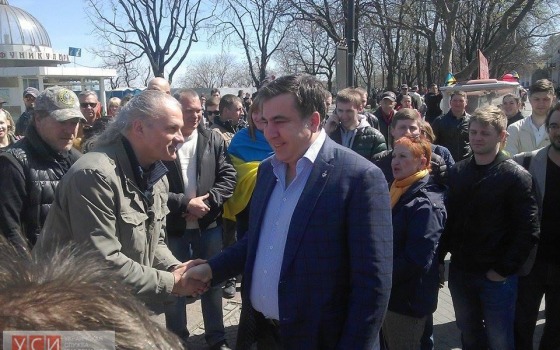 На вече возле памятника Дюку прибыл Михаил Саакашвили (фото) «фото»