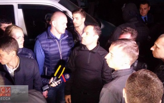 Саакашвили и Лорткипанидзе обнаружили оружие у людей, участвующих в вывозе орехов возле Южного «фото»