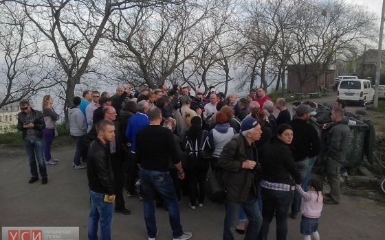 Одесситы с ломами пришли бороться против стройки в сквере (фото) usionline.com Одесситы с ломами пришли бороться против стройки в сквере (фото) «фото»