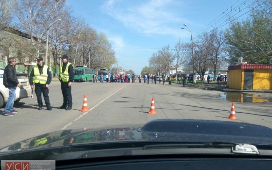 Три дня без воды и света: разгневанные одесситы перекрыли улицу Столбовую «фото»