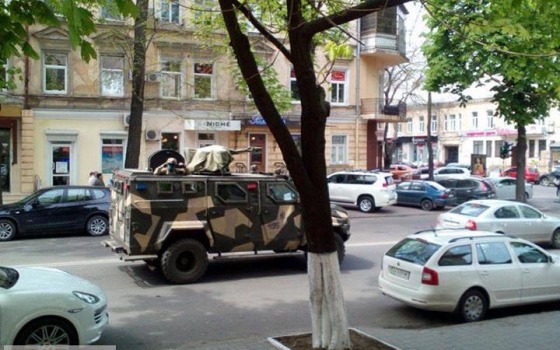 Броневик Нацгвардии патрулирует Одессу (видео) «фото»