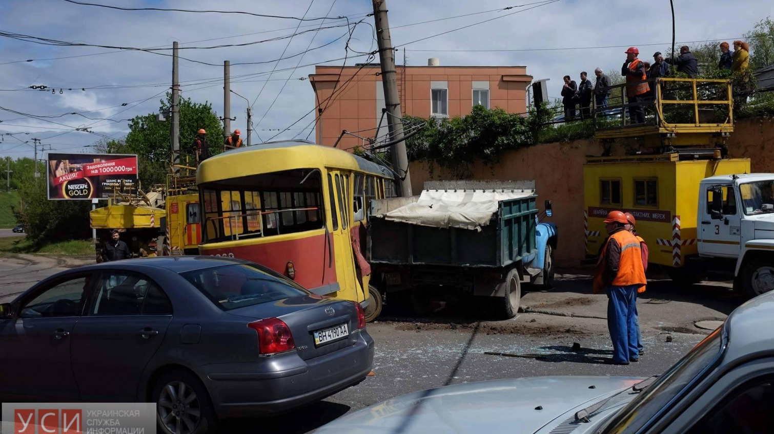 Авария в Одессе: трамвай сошел с рельсов и врезался в грузовик (фото) «фото»