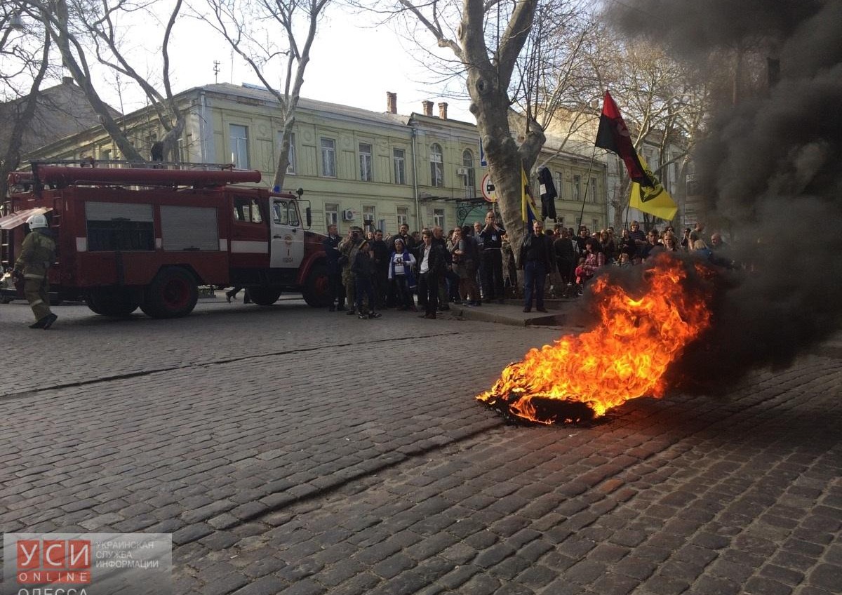 День гнева вместо дня смеха: в Одессе под зданием облпрокуратуры подожгли шины (фото) «фото»