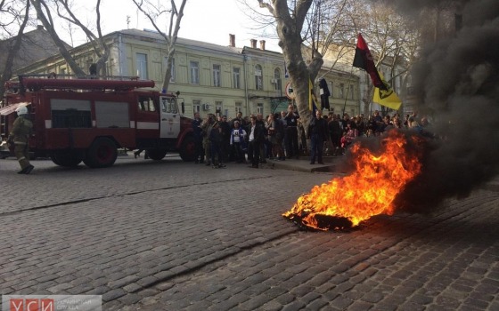 День гнева вместо дня смеха: в Одессе под зданием облпрокуратуры подожгли шины (фото) «фото»