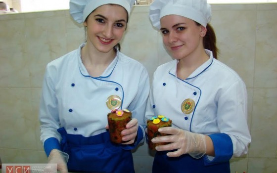 В Одессе школьники и студенты испекли пасхальные куличи для воинов АТО (фото) «фото»