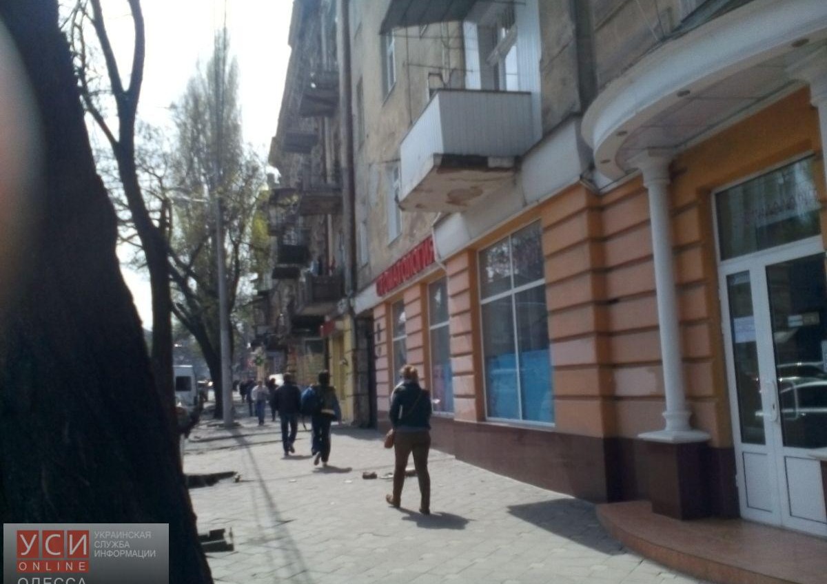 В центре Одессы рушится очередной балкон (фото) «фото»