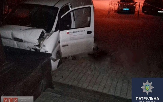В Одессе обследуют памятник Маразли, в который въехал микроавтобус usionline.com В Одессе обследуют памятник Маразли, в который въехал микроавтобус «фото»