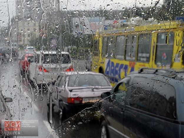 Весенний «дождик» в Одессе: сломанные деревья, побитые машины и неуправляемые трамваи (фото, видео) «фото»