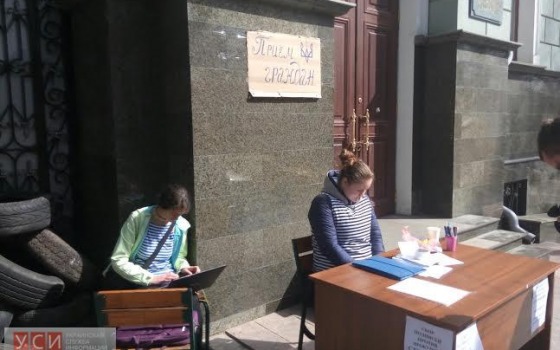 Митингующие предложили прокурорам вести прием граждан прямо на улице usionline.com Митингующие предложили прокурорам вести прием граждан прямо на улице «фото»