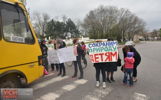 На Фонтане перекрыта дорога: активисты требуют прекратить строительство в сквере «фото»