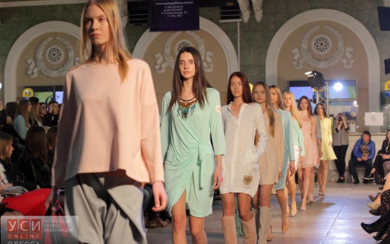 Высокая мода по-одесски: шляпки, халатики и обнаженная грудь (фото; 18+) usionline.com Высокая мода по-одесски: шляпки, халатики и обнаженная грудь (фото; 18+) «фото»