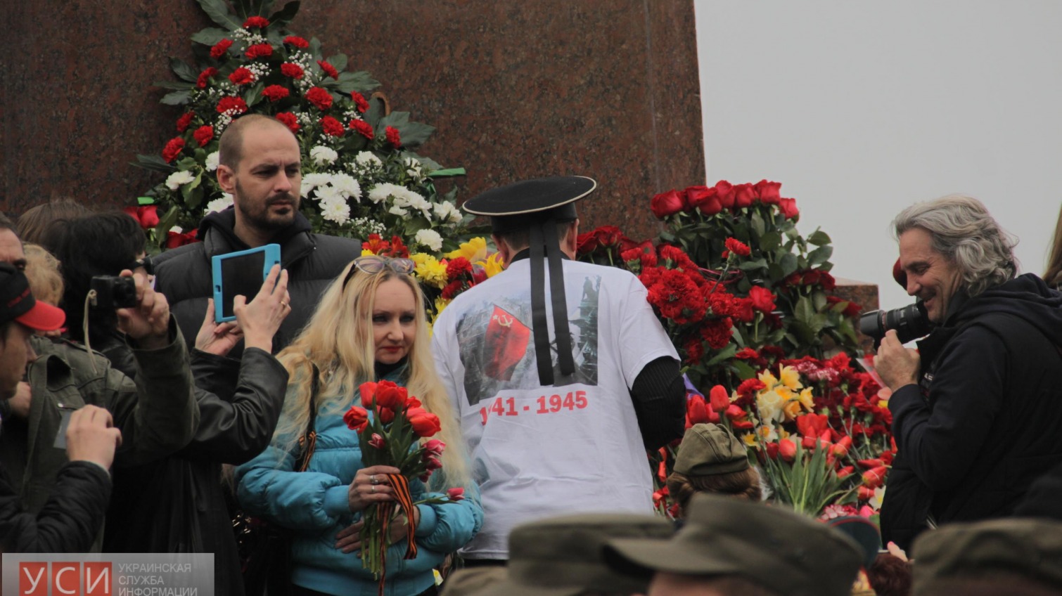 Возложение цветов у памятника Неизвестному матросу не обошлось без провокаций (фото) «фото»