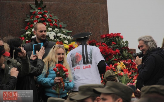 Возложение цветов у памятника Неизвестному матросу не обошлось без провокаций (фото) usionline.com Возложение цветов у памятника Неизвестному матросу не обошлось без провокаций (фото) «фото»