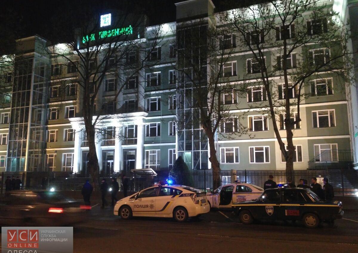 В помещении банка “Пивденный” на Краснова прогремел взрыв (фото; обновлено) «фото»