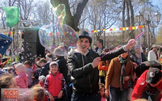 Одесситов учили надувать большие мыльные пузыри (фото) usionline.com Одесситов учили надувать большие мыльные пузыри (фото) «фото»