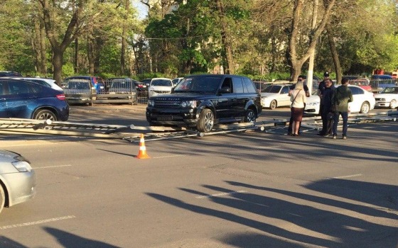 На Среднефонтанской Range Rover влетел в отбойник (видео; обновлено) usionline.com На Среднефонтанской Range Rover влетел в отбойник (видео; обновлено) «фото»