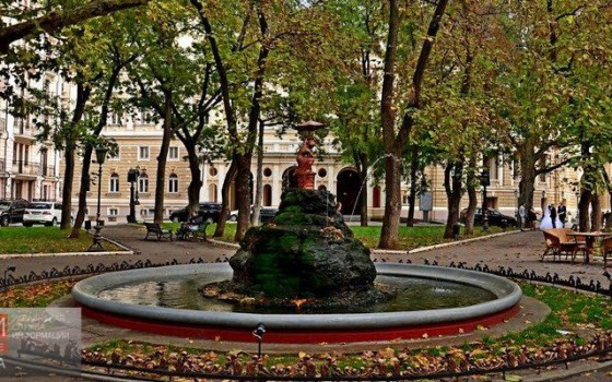 Сквер Пале-Рояль в Одессе пострадал от автомобилистов «фото»