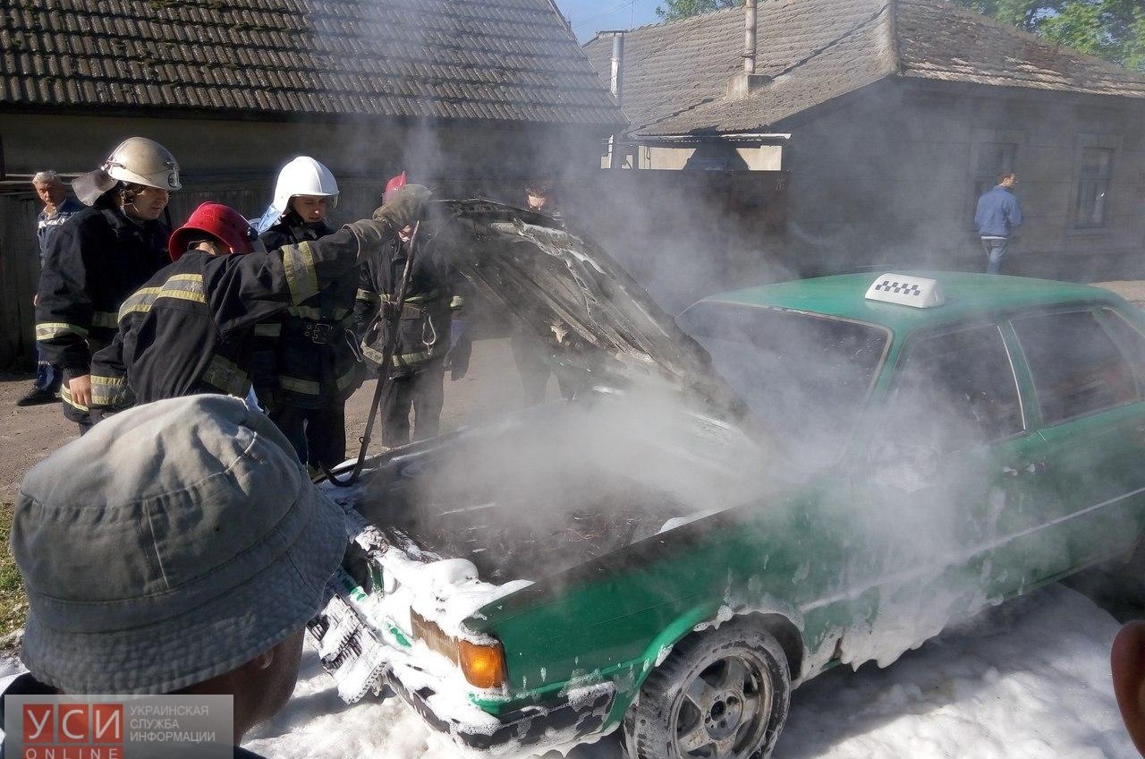 Утреннее ЧП в Измаиле: посреди улицы загорелось такси (фото) «фото»