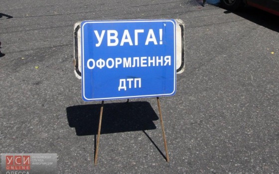 На поселке Котовского элитная иномарка снесла рекламный щит: виноват водитель “шестерки” «фото»