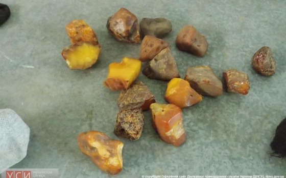 Гражданин Турции пытался вывезти из Одесского аэропорта  2,5 кг полудрагоценных камней (фото) «фото»