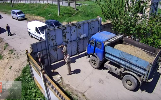 Рейдерство в Нерубайском: на территорию Орловского завода вновь пришли люди в камуфляже usionline.com Рейдерство в Нерубайском: на территорию Орловского завода вновь пришли люди в камуфляже «фото»