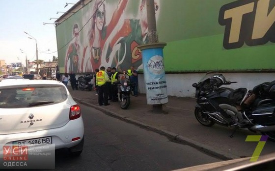 На Среднефонтанской образовалась большая пробка: автомобиль сбил байкера (фото) «фото»