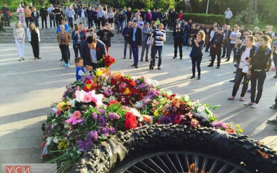 Саакашвили принес цветы к памятнику Неизвестному матросу (фото) usionline.com Саакашвили принес цветы к памятнику Неизвестному матросу (фото) «фото»