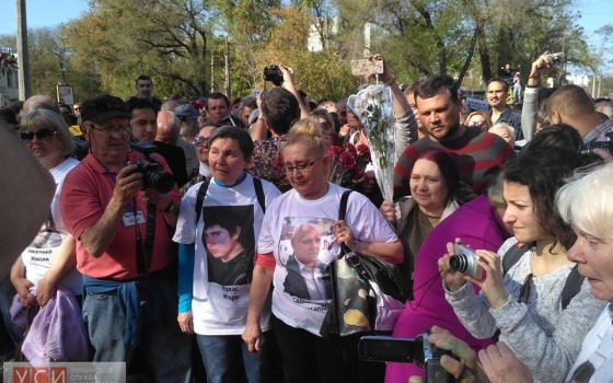 В память о погибших 2 мая в Одессе в небо запустили траурные шары (фото, видео) usionline.com В память о погибших 2 мая в Одессе в небо запустили траурные шары (фото, видео) «фото»