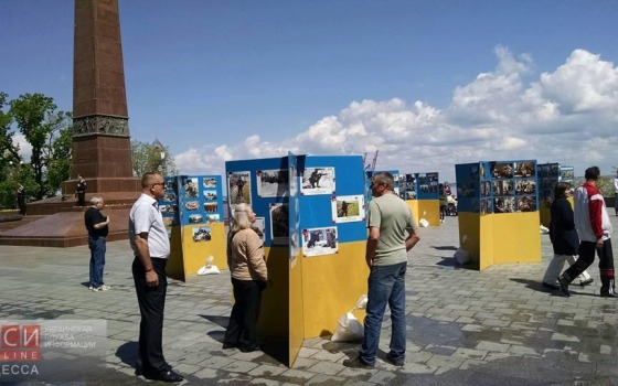 У памятника Неизвестному матросу выставили портреты жертв неоглашенной войны (фото) usionline.com У памятника Неизвестному матросу выставили портреты жертв неоглашенной войны (фото) «фото»
