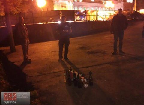 Возле Думской площади обнаружены бутылки с зажигательной смесью (фото) usionline.com Возле Думской площади обнаружены бутылки с зажигательной смесью (фото) «фото»