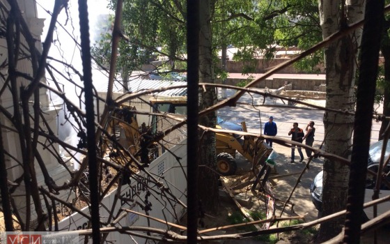 Напротив одесской Музкомедии забил фонтан: строители высотки пробили водопроводную трубу (фото) «фото»