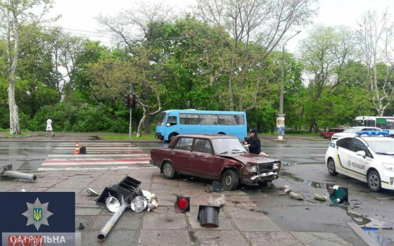 ДТП в центре Одессы: «жигуль» наехал на четверых пешеходов (фото; обновлено) usionline.com ДТП в центре Одессы: «жигуль» наехал на четверых пешеходов (фото; обновлено) «фото»