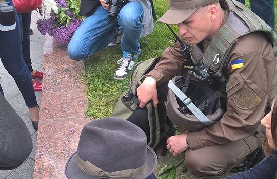 На Аллее славы боец Нацгвардии оказал первую медпомощь пожилому мужчине (фото) usionline.com На Аллее славы боец Нацгвардии оказал первую медпомощь пожилому мужчине (фото) «фото»
