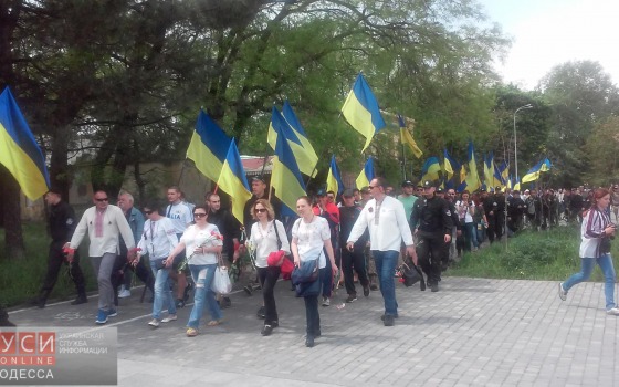 Марш вышиванок Резвушкина едва не спровоцировал драку на Аллее славы (фото) usionline.com Марш вышиванок Резвушкина едва не спровоцировал драку на Аллее славы (фото) «фото»