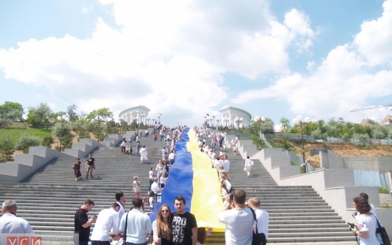 В Черноморске развернули 100-метровый украинский флаг (фото) «фото»