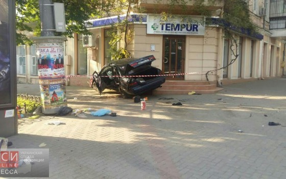 ДТП в центре Одессы: легковой автомобиль едва не влетел в магазин (фото) «фото»