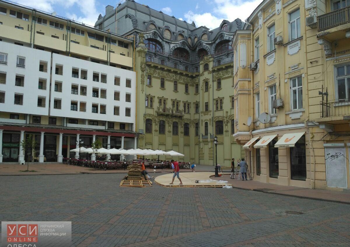 На Греческой площади кафе закрывает тротуарную плитку деревянными досками (фото) «фото»