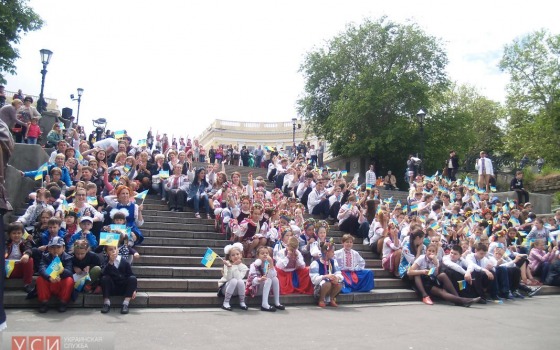 В Одессе тысячи школьников и студентов вышли на вышиванковый флешмоб (фото) «фото»
