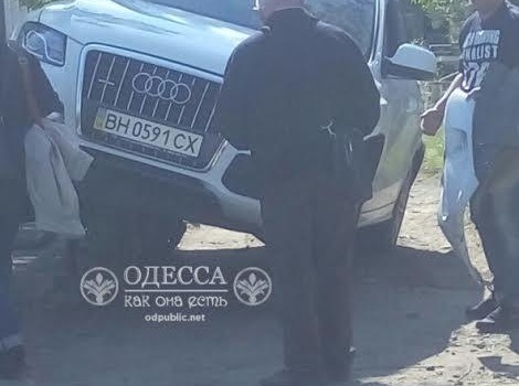 На Таировском кладбище внедорожник влетел в ограду (фото) usionline.com На Таировском кладбище внедорожник влетел в ограду (фото) «фото»