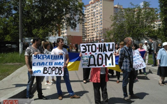 Инвесторы жилого комплекса “Адмирал” перекрыли въезд в Одессу со стороны Ильичевской дороги (фото, обновлено) «фото»