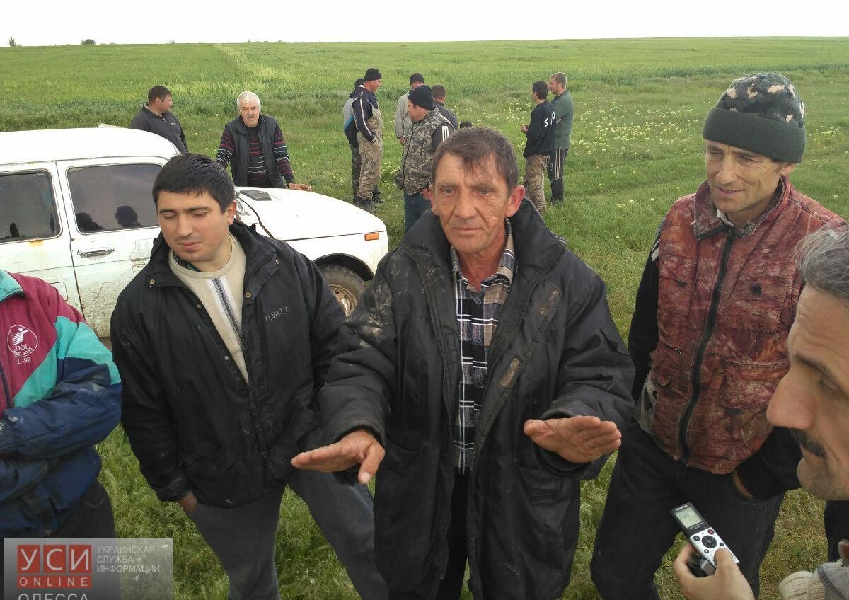 Рыбаки в “Тузловских лиманах” перевернули автомобильный прицеп на активистку “Самообороны” (фото) «фото»