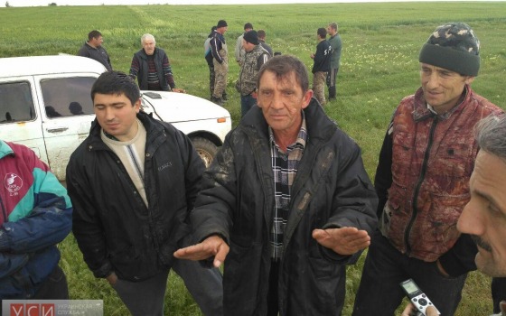 Рыбаки в “Тузловских лиманах” перевернули автомобильный прицеп на активистку “Самообороны” (фото) «фото»