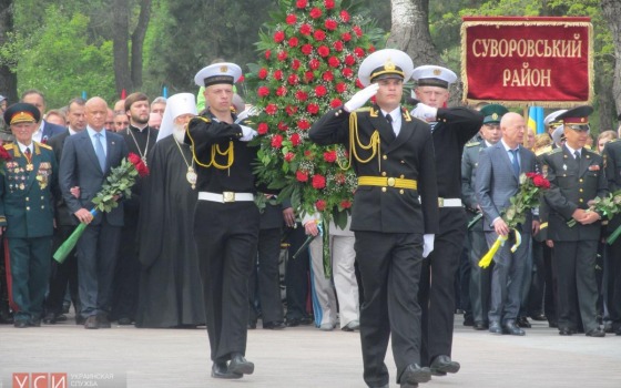 Одесситы приходят на Аллею славы как с красными маками, так и с советскими флагами (фото, видео) «фото»