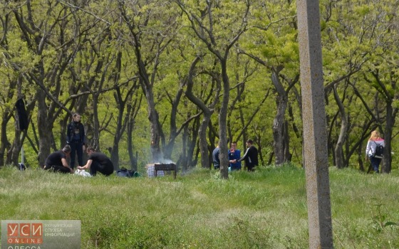 Тысячи одесситов устроили пикники на склонах вдоль Трассы здоровья (фото) «фото»