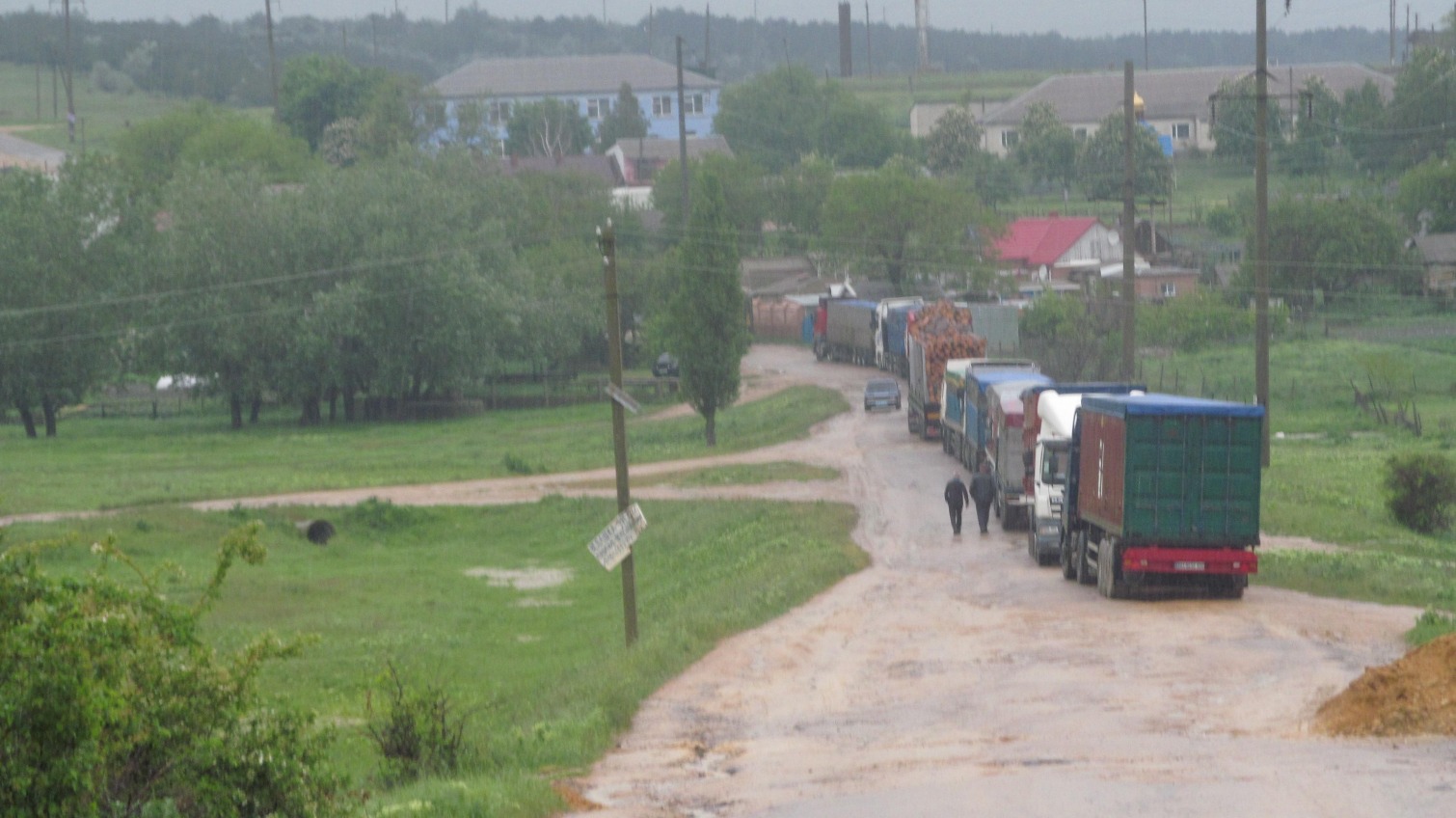Жители села под Одессой негодуют: мимо их домов за день проехало более 130 фур «фото»