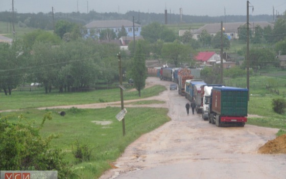 Жители села под Одессой негодуют: мимо их домов за день проехало более 130 фур usionline.com Жители села под Одессой негодуют: мимо их домов за день проехало более 130 фур «фото»