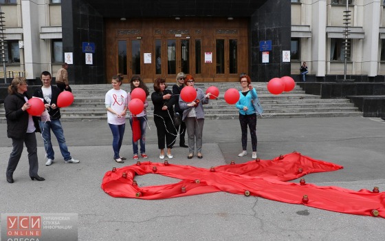 Под Одесской ОГА выложили символ ВИЧ-инфицированных (фото) usionline.com Под Одесской ОГА выложили символ ВИЧ-инфицированных (фото) «фото»