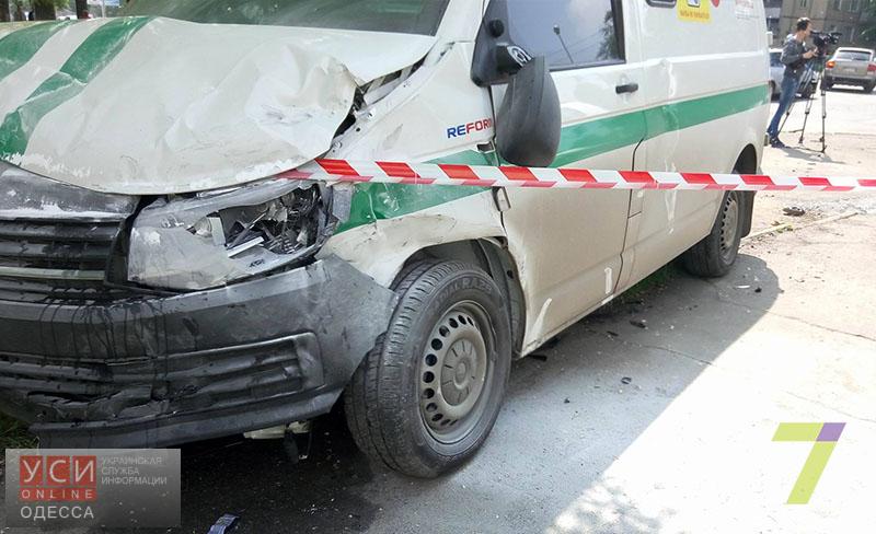 В Одессе микроавтобус сбил женщину с коляской и ее подругу (фото) «фото»